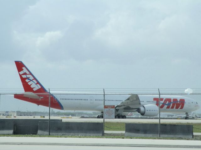 Boeing 777-200 (PT-MUG)