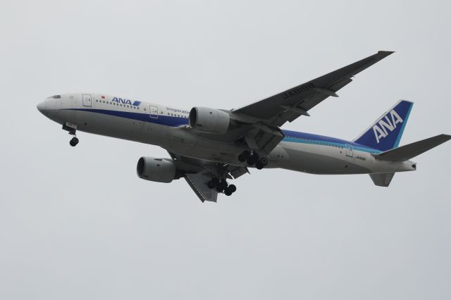 Boeing 777-200 (JA8198) - 1 April 2015:HND-HKD.