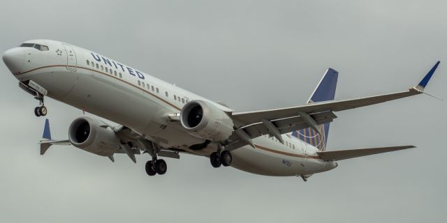 Boeing 737 MAX 9 (N47512) - United Airlines Boeing 737-9MAX arriving from Denver landing on runway 29 at Newark on 8/8/21.