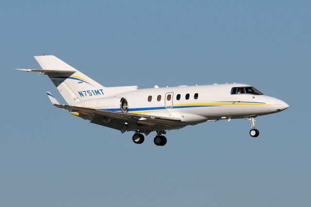 Hawker 800 (N751MT) - 17L arrival