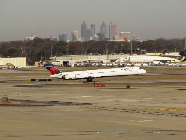 McDonnell Douglas MD-90 (N924DN)