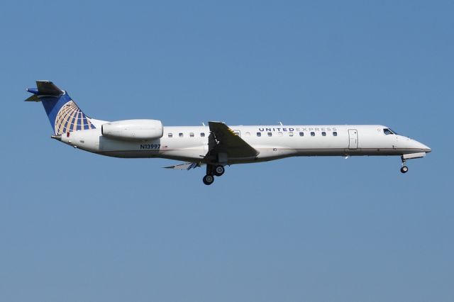 Embraer ERJ-145 (N13997)