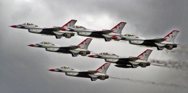 Lockheed F-16 Fighting Falcon — - 10/9/2016; Airport fly-by after their show over Old San Juan. This was a last minute appearance. Greatly appreciated by all, even if the weather wasnt optimal. Thank you Thunderbirds!