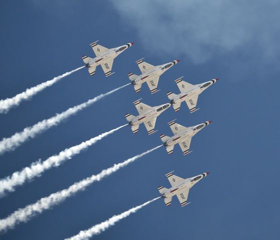 Lockheed F-16 Fighting Falcon — - Over the top, Thunderbird Delta Loop at Aviation Nation 2019.