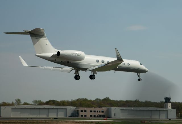 Gulfstream Aerospace Gulfstream IV (N1932P) - Gusting wind - perfect landing. RW 19.