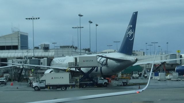BOEING 767-400 (N844MH) - A Delta Airlines Skyteam Livery Boeing 767-400ER waiting at the gate preparing for its next flight to JFK.
