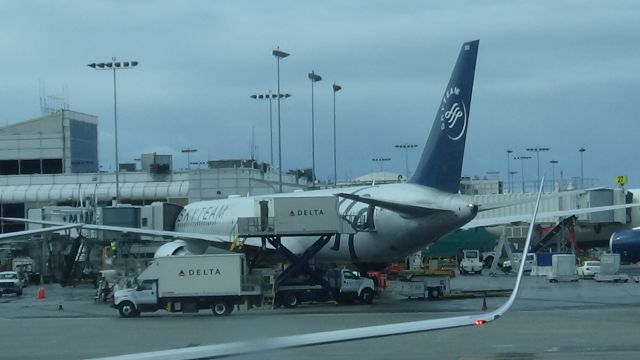 BOEING 767-400 (N844MH) - A Delta Airlines Skyteam Livery Boeing 767-400ER waiting at the gate preparing for its next flight to JFK.