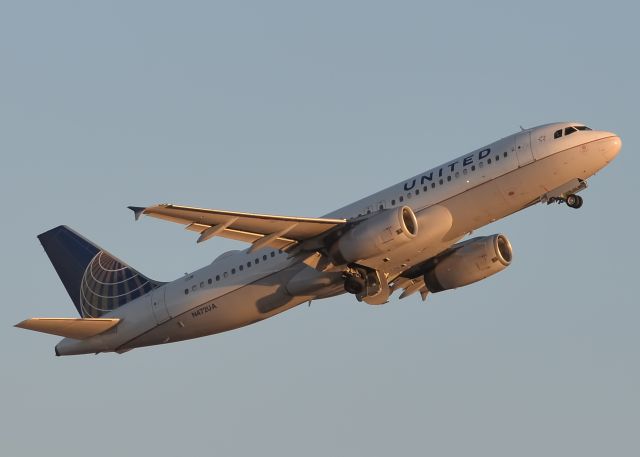 Airbus A320 (N472UA)