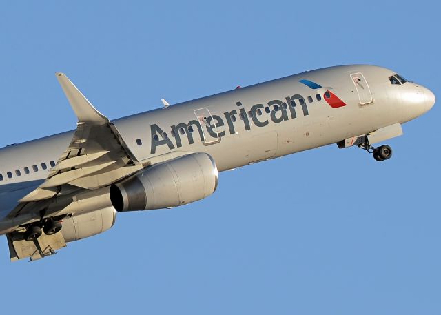Boeing 757-200 (N935UW)