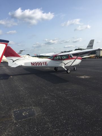 Cessna Skyhawk (N9991E) - ramp at KDVK Danville Kentucky 