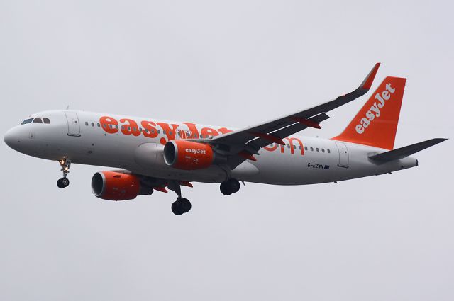 Airbus A320 (G-EZWN)