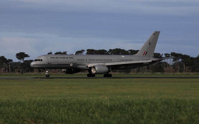 Boeing 757-200 (RNZAF7572) - Prince Harry arrives in Invercargill New Zealand 10/05/2015