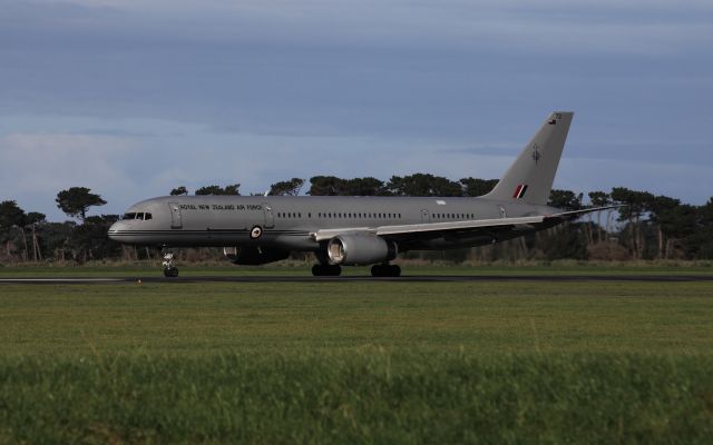 Boeing 757-200 (RNZAF7572) - Prince Harry arrives in Invercargill New Zealand 10/05/2015