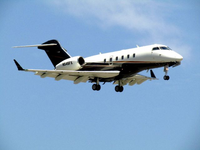 Bombardier Challenger 300 (N545FX) - Landing RWY 20R