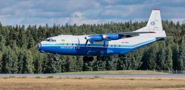 Antonov An-12 (UR-11819) - Antonov An-12B Antonov lands in Helsinki.