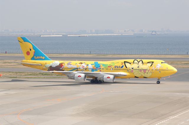 Boeing 747-400 (BON8957) - Taxi at Haneda Intl Airport on 2007/3/10 Pokemon c/s