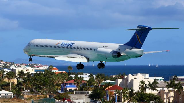 McDonnell Douglas MD-82 (P4-MDD) - Landing . From Great Bay Beach Hotel.