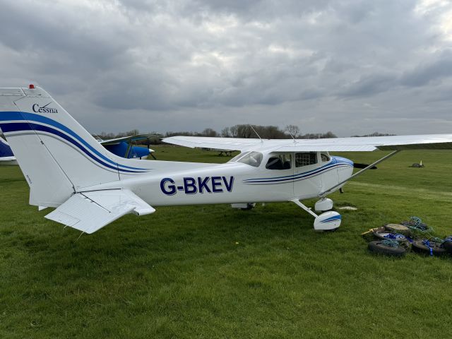Cessna Skyhawk (G-BKEV)