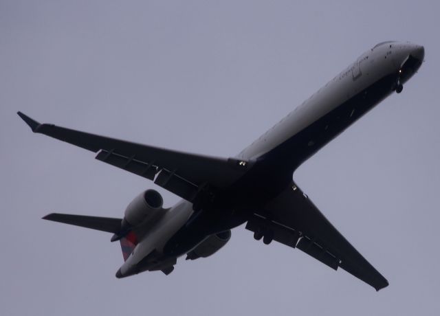 Canadair Regional Jet CRJ-900 (N919XJ) - Short final into Des Moines.