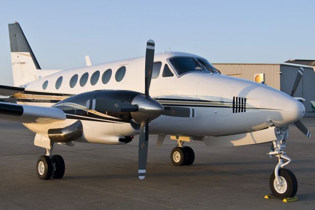 Beechcraft King Air 100 (N220AA)