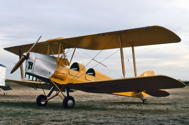 VH-UEQ — - DE HAVILLAND AUSTRALIA DH-82A TIGER MOTH - REG : VH-UEQ (CN DHA75) - MENINGIE AIRPORT SA. AUSTRALIA - YMEG 18/5/1991
