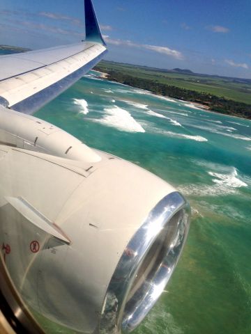 Boeing 737-700 (N559AS) - Arrival at OGG, Maui, Hawaii