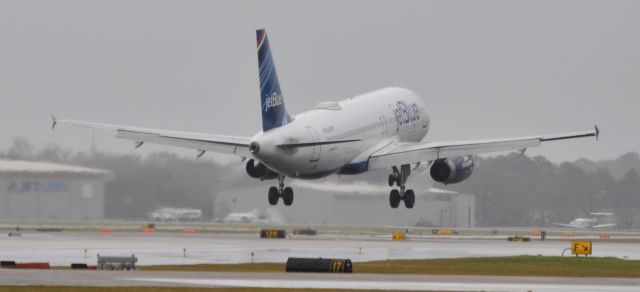 Airbus A320 (N793JB)