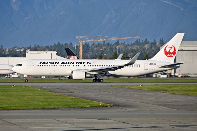 BOEING 767-300 (JA606J)