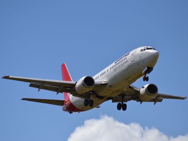 BOEING 737-400 (VH-TJS) - One of Qantas now retired 737-400s approaching runway 27.