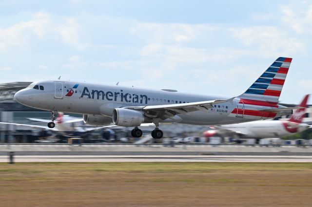 N109UW — - AA434 coming into Austin-Bergstrom from Charlotte-Douglas.br /br /Also check out my online store at https://jwhatphotography.com Custom prints are available. It will slowly be updated through time. Check out my Patreon at https://www.patreon.com/Jwhatphoto