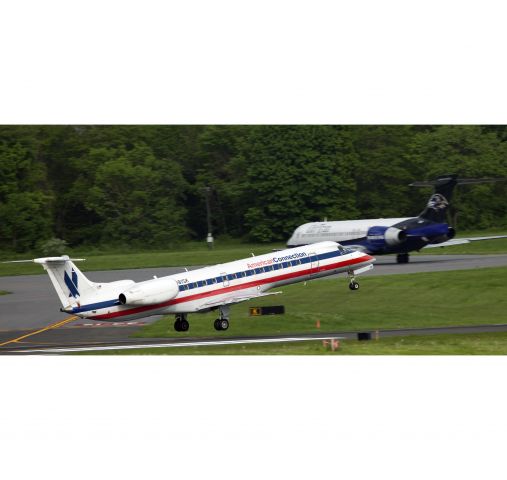 Embraer ERJ-135 (N381SK)