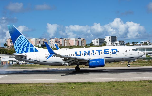 Boeing 737-700 (N14704)