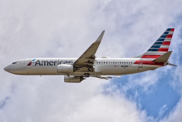 Boeing 737-700 (N972NN) - A Boeing 737-823 owned and operated by American Air blasts out of KDCA and heads south / west to KDFW on 20191017.br /br /Contact photographer for reproduction(s).