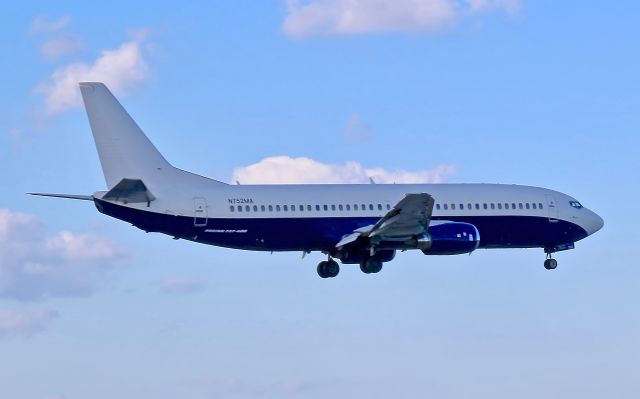 BOEING 737-400 (N752MA)