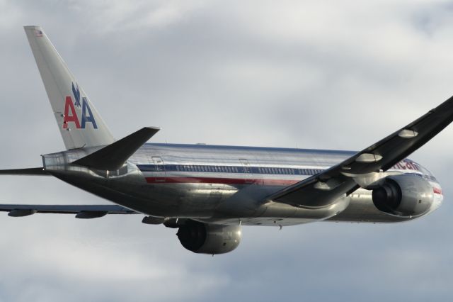 Boeing 777-200 (N777AN) - Departing runway 027R, LHR.