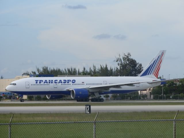 Boeing 777-200 (EI-UNW)