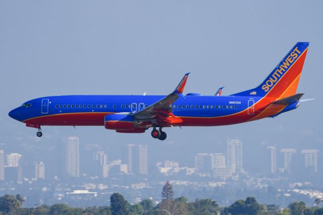 Boeing 737-800 (N8632A)