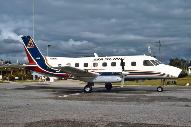 Beechcraft Super King Air 200 (VH-MWV) - MASLING AIRLINES - ENBRAER EMB-110P2 BANDEIRANTE - REG : VH-MWV (CN 110190) - MILDURA VIC. AUSTRALIA - YMIA (21/8/1980)35MM SLIDE SCANNED WITH A EPSON PERFECTION V700 FLATBED SCANNER.