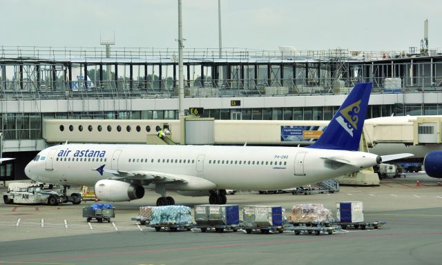 Airbus A321 (P4-OAS) - Air Astana Airbus A321-231 P4-OAS in Amsterdam