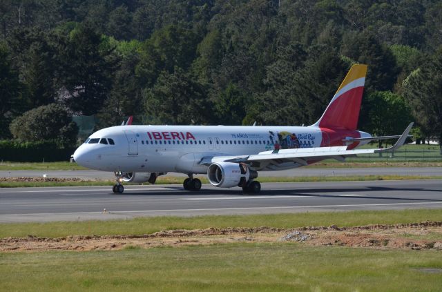 Airbus A320 (EC-MCS) - EC-MCS Conmemorativo de los 75 Años de Iberia volando a Puerto Rico aterrizando en Vigo (LEVX/VGO) procedente de Barajas (LEMD/MAD)