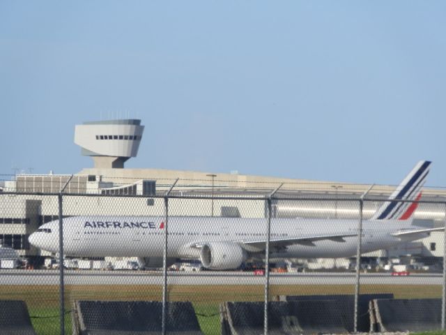 BOEING 777-300ER (F-GZNH)