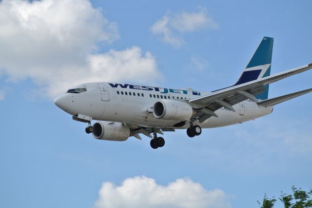 BOEING 737-600 (C-GBWS)