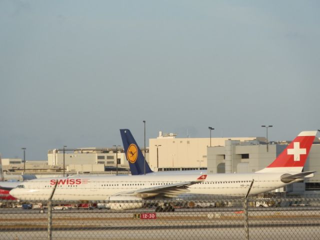 Airbus A330-300 (HB-JHJ)
