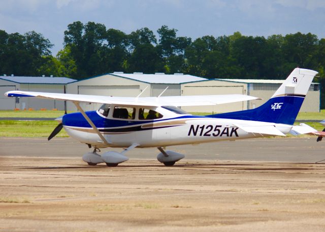 Cessna Skylane (N125AK) - At Downtown Shreveport.