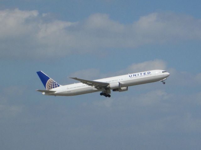 BOEING 767-400 (N646UA)