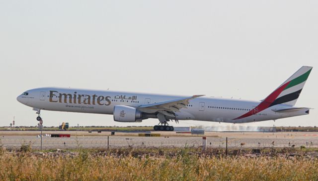 BOEING 777-300 (A6-EGZ) - TOUCH 04R 11.06.2014