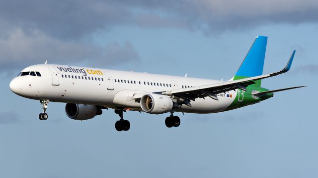 Airbus A321 (EC-NLY) - Airline: Vuelingbr /Reg: EC-NLY photosbr /Aircraft: Airbus A321-211br /Serial #: 6719br /Tenerife Nortebr /06/04/2022