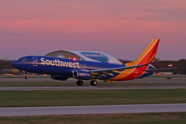 Boeing 737-800 (N8678E) - SWA5242 departing RWY 24L just before sunrise on 21 Nov 2017.