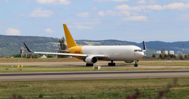 BOEING 767-300 (G-DHLJ)