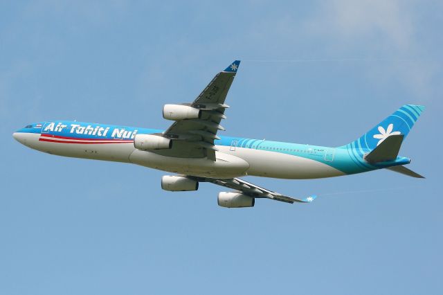 Airbus A330-300 (F-OJGF) - Airbus A340-313, Take off rwy 06R, Roissy Charles De Gaulle airport (LFPG-CDG)